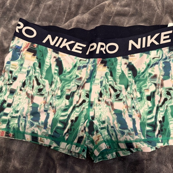 Nike Women's XXL Athletic Compression Shorts - Picture 1 of 3